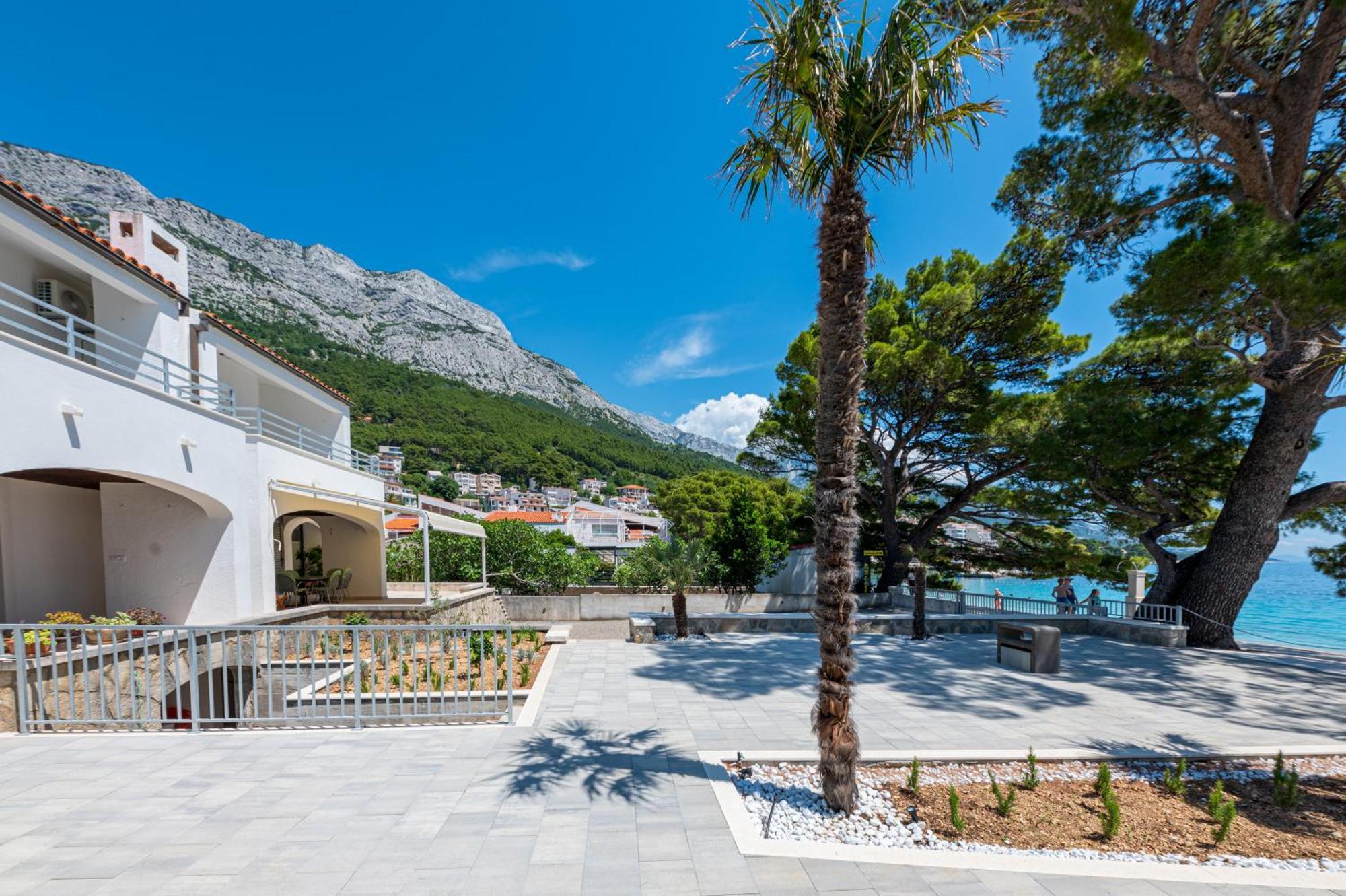 Apartment Seafront Marija *